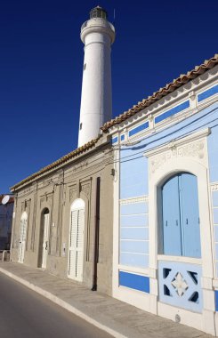 İtalya, Sicilya, Akdeniz, Punta Secca (Ragusa eyaletinde), eski taş evleri deniz ve deniz feneri