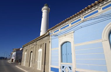 İtalya, Sicilya, Akdeniz, Punta Secca (Ragusa eyaletinde), eski taş evleri deniz ve deniz feneri