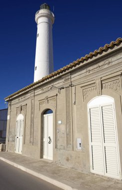 İtalya, Sicilya, Akdeniz, Punta Secca (Ragusa eyaletinde), eski taş evleri deniz ve deniz feneri