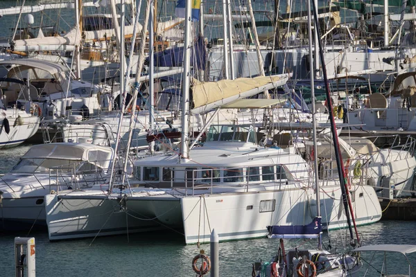 İtalya, Sicilya, Akdeniz, Marina di Ragusa; 10 Ocak 2019, Lüks Yatlar port - Editörden