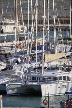 İtalya, Sicilya, Akdeniz, Marina di Ragusa; 10 Ocak 2019, Lüks Yatlar port - Editörden