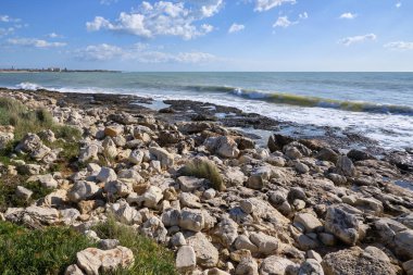 İtalya, Sicilya, Marina di Modica (Ragusa eyaletinde), Akdeniz, Sicilya Doğu Güney kayalık sahil şeridi göster