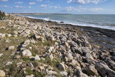İtalya, Sicilya, Marina di Modica (Ragusa eyaletinde), Akdeniz, Sicilya Doğu Güney kayalık sahil şeridi göster