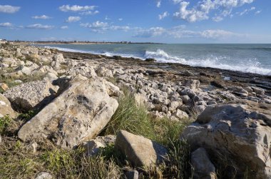 İtalya, Sicilya, Marina di Modica (Ragusa eyaletinde), Akdeniz, Sicilya Doğu Güney kayalık sahil şeridi göster