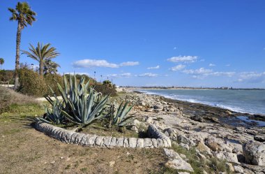 İtalya, Sicilya, Marina di Modica (Ragusa eyaletinde), Akdeniz, Sicilya Doğu Güney kayalık sahil şeridi göster