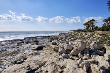 İtalya, Sicilya, Marina di Modica (Ragusa eyaletinde), Akdeniz, Sicilya Doğu Güney kayalık sahil şeridi göster
