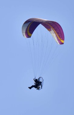 İtalya; güçlü bir paraglider üzerinde uçan adam 