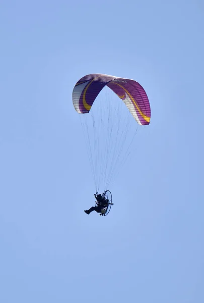 동력을 패러글라이더를 날아가는 — 스톡 사진