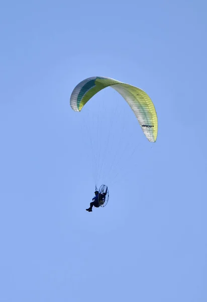 Italy Sicily Marina Ragusa January 2019 Man Flying Powered Paraglider — Stock Photo, Image