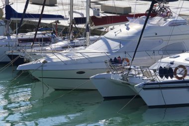 İtalya, Sicilya, Akdeniz, Marina di Ragusa; 20 Ocak 2019, Lüks Yatlar port - Editörden