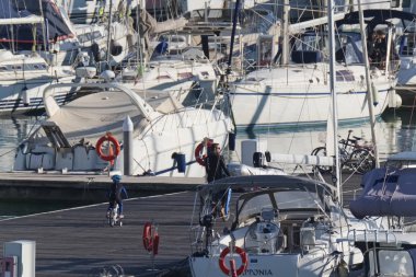 İtalya, Sicilya, Akdeniz, Marina di Ragusa; 20 Ocak 2019, insanlar ve liman - editoryal Lüks Yatlar