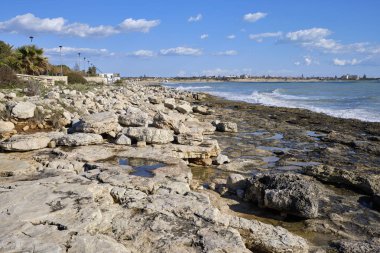 İtalya, Sicilya, Marina di Modica (Ragusa eyaletinde), Akdeniz, Sicilya Doğu Güney kayalık sahil şeridi göster