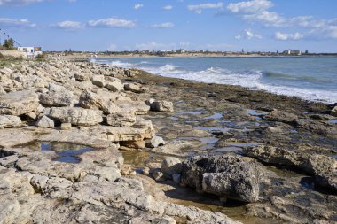 İtalya, Sicilya, Marina di Modica (Ragusa eyaletinde), Akdeniz, Sicilya Doğu Güney kayalık sahil şeridi göster