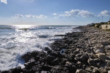 İtalya, Sicilya, Marina di Modica (Ragusa eyaletinde), Akdeniz, Sicilya Doğu Güney kayalık sahil şeridi göster