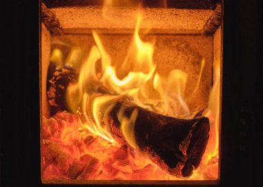 Yakacak odun ocağında yanıyor.