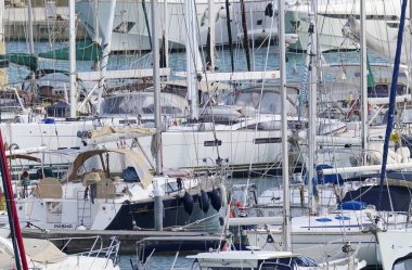 İtalya, Sicilya, Akdeniz, Marina di Ragusa; 22 Ocak 2019, Lüks Yatlar port - Editörden