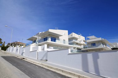 İtalya, Sicilya, Marina di Ragusa (Ragusa eyaletinde), yaz daireler denize yakın