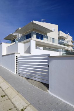 İtalya, Sicilya, Marina di Ragusa (Ragusa eyaletinde), yaz daireler denize yakın