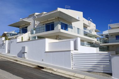 İtalya, Sicilya, Marina di Ragusa (Ragusa eyaletinde), yaz daireler denize yakın