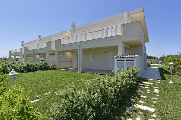 İtalya, Sicilya, Santacroce Camerina (Ragusa eyaletinde), kırsal; 8 Mayıs 2018, daireler ve Bahçe - Editörden