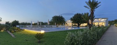 İtalya, Sicilya, Santacroce Camerina (Ragusa eyaletinde), kırsal; 8 Mayıs 2018, Bahçe ve yüzme havuzu ev günbatımı - yazı işleri