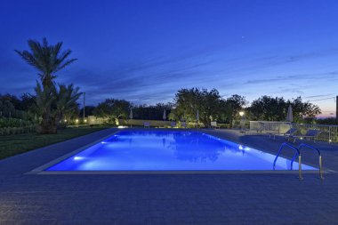 İtalya, Sicilya, Santacroce Camerina (Ragusa eyaletinde), kırsal, Saray Bahçe ve yüzme havuzu gün batımında