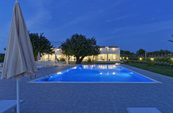 意大利 西西里岛 桑塔克罗斯卡雷纳 拉古沙省 2018年5月8日 日落时的房屋花园和游泳池 — 图库照片