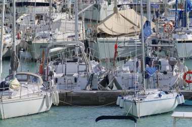 İtalya, Sicilya, Akdeniz, Marina di Ragusa; 25 Ocak 2019, Yelkenli tekneler limanda - Editörden