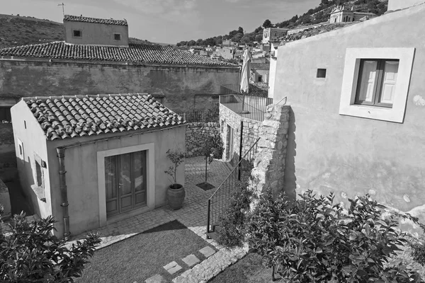 意大利 西西里岛 Scicli 拉古萨省 2018年4月20日 铁石屋立面和花园 — 图库照片