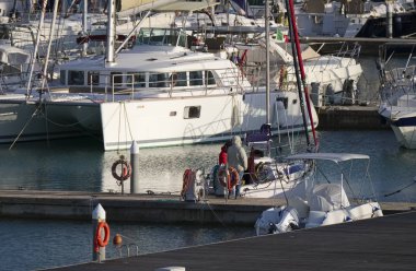 İtalya, Sicilya, Akdeniz, Marina di Ragusa; 26 Ocak 2019, insanlar, tekneler ve Lüks Yatlar Port - Editörden