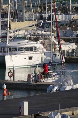 İtalya, Sicilya, Akdeniz, Marina di Ragusa; 26 Ocak 2019, insanlar, tekneler ve Lüks Yatlar Port - Editörden