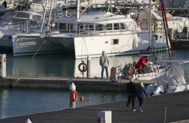 İtalya, Sicilya, Akdeniz, Marina di Ragusa; 26 Ocak 2019, insanlar, tekneler ve Lüks Yatlar Port - Editörden
