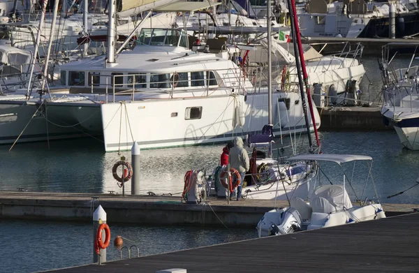 Itália Sicília Mar Mediterrâneo Marina Ragusa Janeiro 2019 Pessoas Barcos — Fotografia de Stock