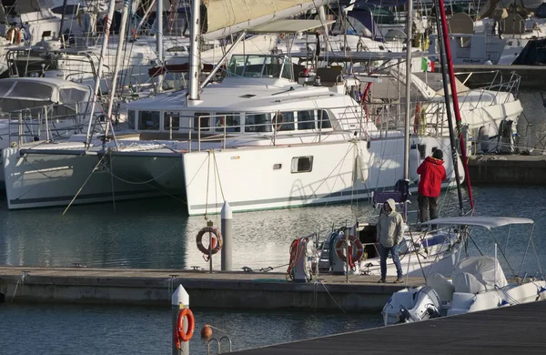 Włochy Sycylia Morze Śródziemne Marina Ragusa Stycznia 2019 Ludzie Łodzie — Zdjęcie stockowe