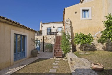 İtalya, Sicilya, Scicli (Ragusa eyaletinde), 20 Nisan 2018, tipik Sicilya taş ev cephe ve Bahçe - Editörden