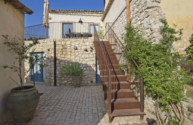 İtalya, Sicilya, Scicli (Ragusa eyaletinde), 20 Nisan 2018, tipik Sicilya taş ev cephe ve Bahçe - Editörden