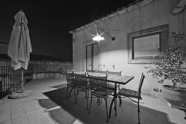 Italia Sicilia Scicli Ragusa Tipica Terrazza Pietra Siciliana Con Tavolo — Foto Stock