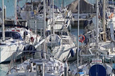 İtalya, Sicilya, Akdeniz, Marina di Ragusa; 27 Ocak 2019, Yelkenli tekneler limanda - Editörden