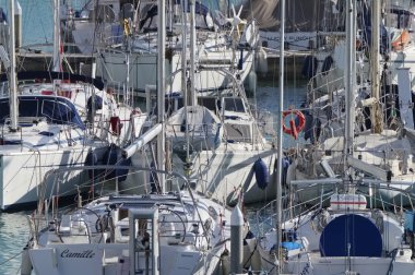 İtalya, Sicilya, Akdeniz, Marina di Ragusa; 27 Ocak 2019, Yelkenli tekneler limanda - Editörden