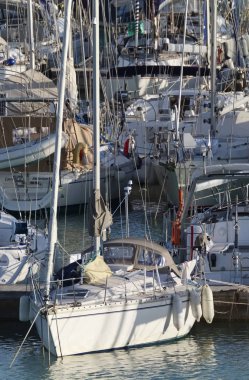 İtalya, Sicilya, Akdeniz, Marina di Ragusa; 27 Ocak 2019, Yelkenli tekneler limanda - Editörden