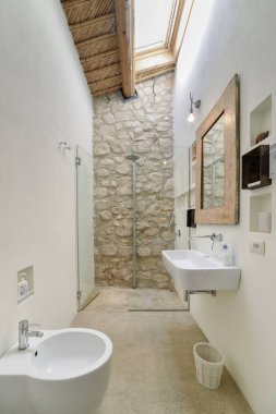 İtalya, Sicilya, Scicli (Ragusa eyaletinde); 20 Nisan 2018, daire banyo - Editörden