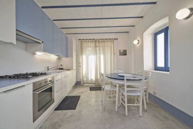 İtalya, Sicilya, Scicli (Ragusa eyaletinde); 20 Nisan 2018, daire mutfak ve yemek masası - Editörden