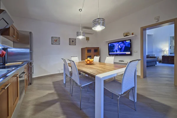 Italia Sicilia Modica Provincia Ragusa Aprile 2018 Appartamento Cucina Tavolo — Foto Stock
