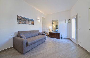 İtalya, Sicilya, Modica (Ragusa eyaletinde); 30 Nisan 2018, daire salon merdiven üst düzey yatak - Editörden