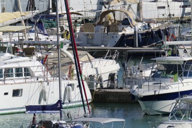 İtalya, Sicilya, Akdeniz, Marina di Ragusa; 31 Ocak 2019, Lüks Yatlar port - Editörden