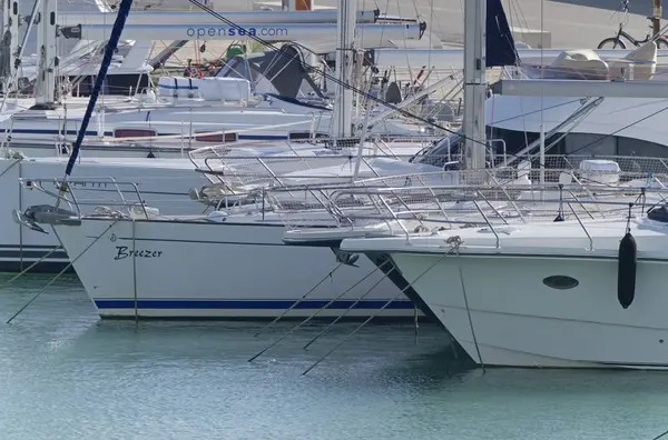 İtalya, Sicilya, Akdeniz, Marina di Ragusa; 31 Ocak 2019, Lüks Yatlar port - Editörden