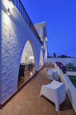 İtalya, Sicilya, Akdeniz, Kaukana beach (Ragusa eyaletinde); 5 Haziran 2018, sahilde günbatımı - yazı işleri de verandadan görünümünü zarif özel ev