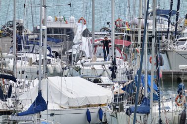 İtalya, Sicilya, Akdeniz, Marina di Ragusa; 2 Şubat 2019, insanlar ve liman - editoryal Lüks Yatlar