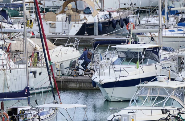 Italien Sizilien Mittelmeer Marina Ragusa Februar 2019 Menschen Und Luxusyachten — Stockfoto