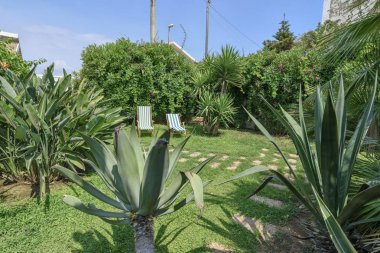 İtalya, Sicilya, MEDITERRAEAN deniz, Torre di Mezzo (Ragusa eyaletinde); Koltukları özel bahçe'nın evde deniz - yazı işleri 18 Haziran 2018, güverte